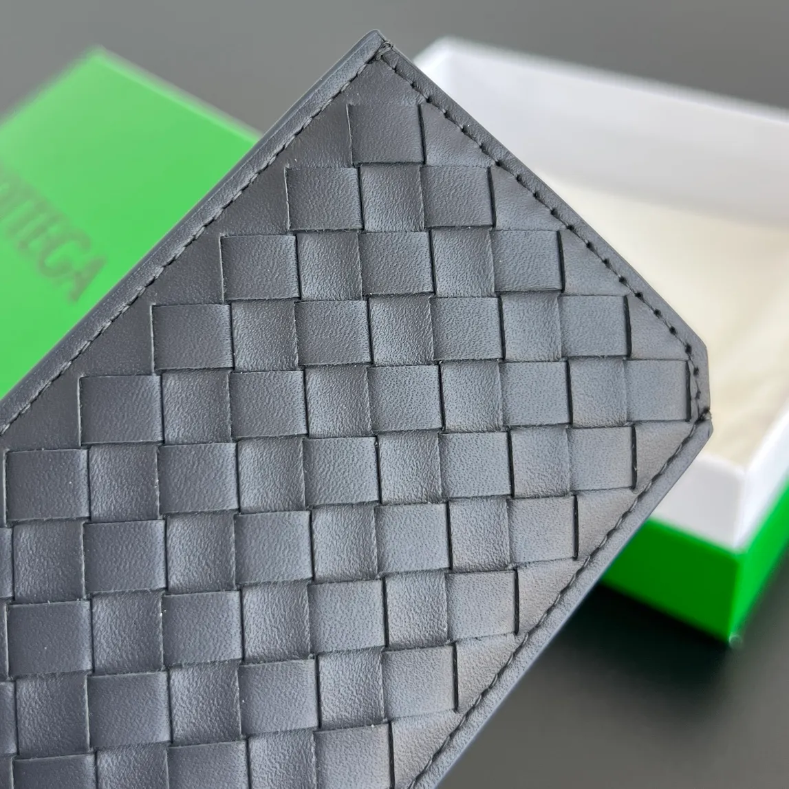 BV’s new 796963 woven Piccolo vertical card holder. The classic small woven work that I miss 0.7 is back. It’s really designed. The calfskin texture is high-end. It’s carefully designed with four card slots and a central compartment. You can also put cash in for daily use. You deserve to have such an thoughtful design. P440 Size: 12*7*0.5cm